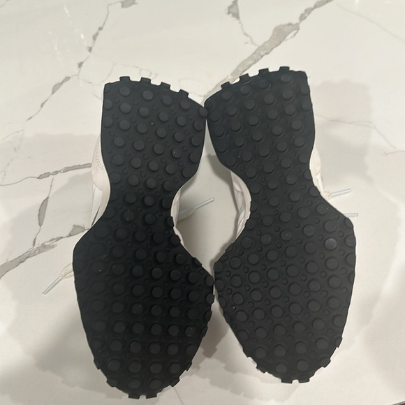 Women’s New Balance 327 - some wear - Picture 5 of 5